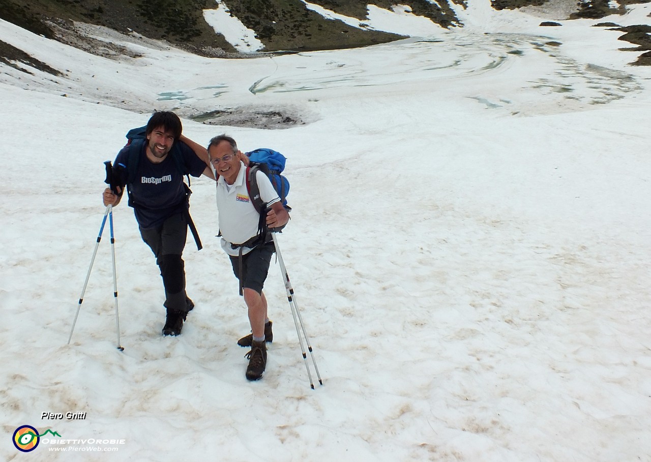 91 Sullo sfondo il Lago di Valbona (2055 m) in fase di scioglimento neve.JPG